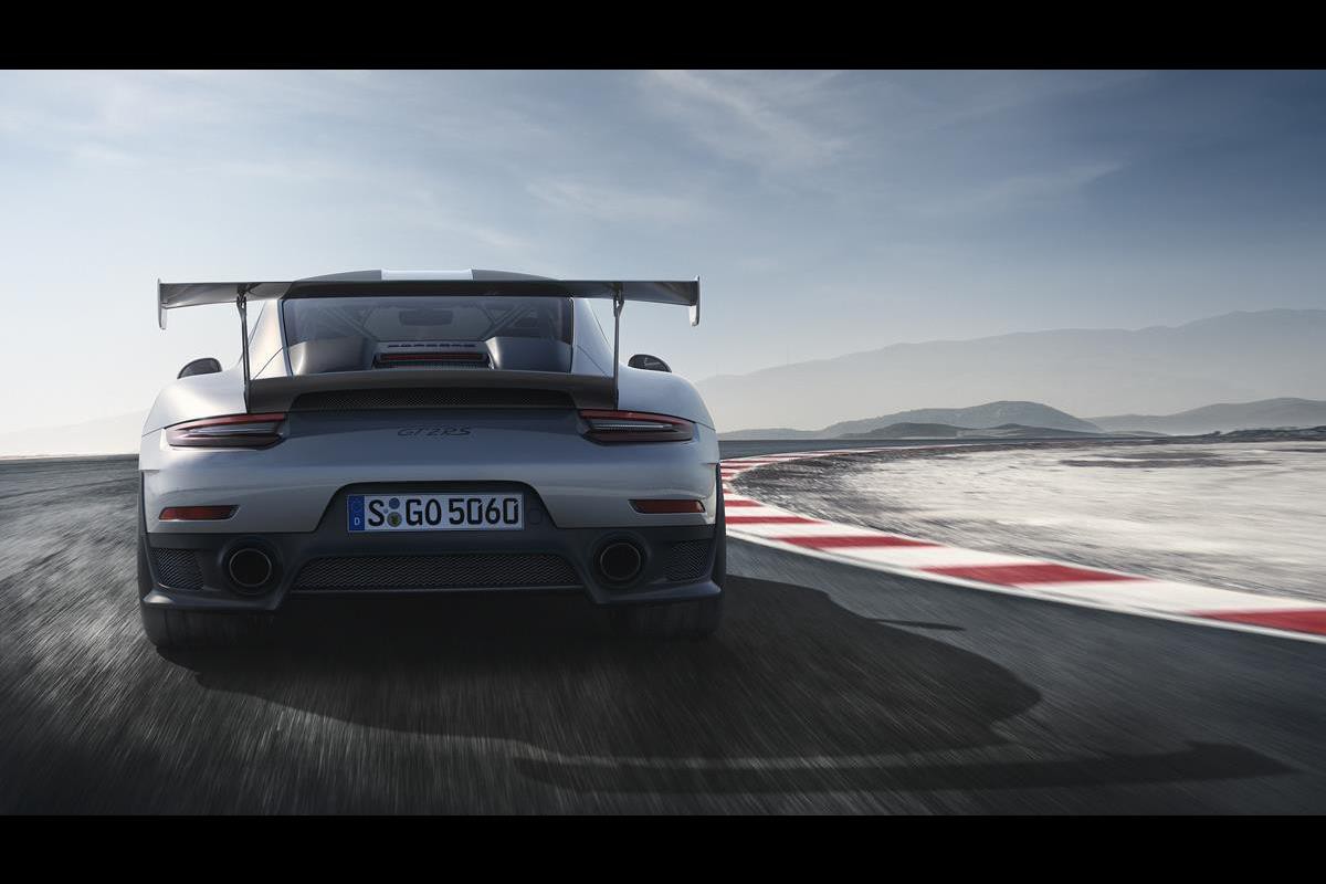 Porsche presenta la 911 più potente di sempre - image 022507-000207800 on https://motori.net