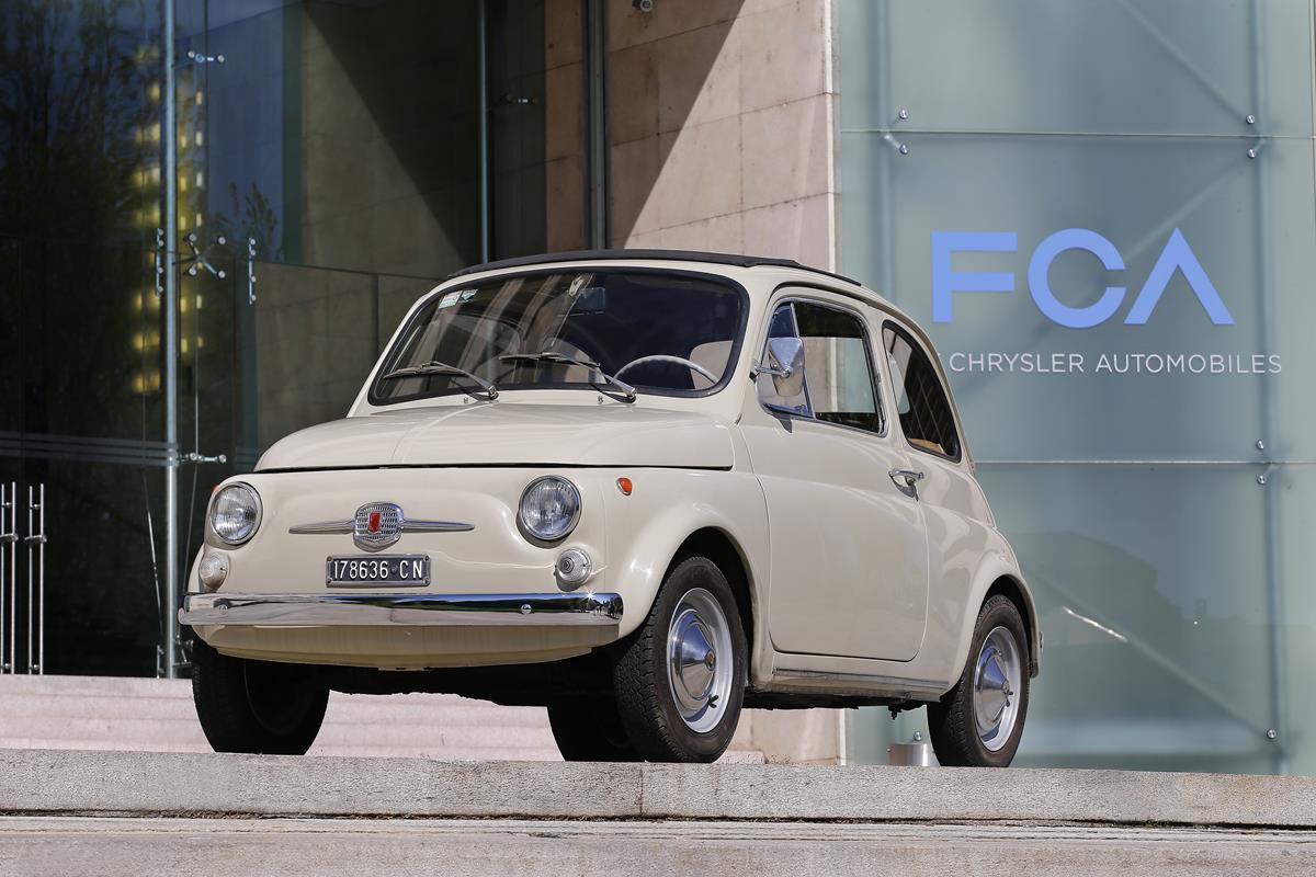 La Fiat 500 diventa un'opera d'arte moderna al MoMA di New York - image 022509-000207809 on https://motori.net
